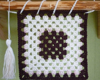 Fensterbild 16x18cm Fensterschmuck gehäkelt crochet Baumwolle cotton creme braun  am Ast