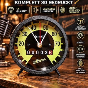 Op de afbeelding: Een 3D-geprinte analoge klok ontworpen als een vintage snelheidsmeter. De ronde zwart-gele wijzerplaat toont getallen van 20 tot 70 km/h, een digitale kilometerteller met 000036 en het Simson-logo. De klok heeft witte uren- en minutenwijzers.