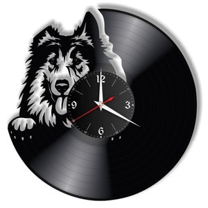 Könnte beinhalten: Eine schwarze Schallplattenuhr mit einer weißen Silhouette eines HundeKopfes, der von der linken Seite herausschaut. Das Zifferblatt der Uhr ist schwarz mit weißen Zahlen und Zeigern.