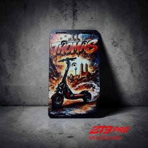 Può includere: Un set di tre ciotole in ceramica ad incastro di dimensioni graduate. Le ciotole presentano un esterno screziato color crema e un interno marrone scuro a contrasto. La ciotola più grande misura circa 20 cm di diametro.