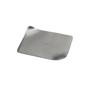 Könnte beinhalten: Ein kleines, rechteckiges Tablett aus Silber mit leicht abgerundeten Kanten. Das Tablett hat ein dezentes, geprägtes Design in der Mitte.