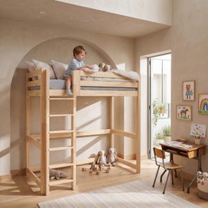 Op de afbeelding: Een houten hoogslaper met een ingebouwde ladder. Een kind zit op het bed, dat een grijze matras en gestreepte kussens heeft. De kamer heeft een klein bureau, een stoel en kinderkunst. Zachte speelgoed is op de vloer geplaatst.