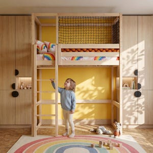 Peut inclure: Un lit mezzanine en bois avec une échelle, un filet de sécurité noir et une literie sur le thème de l'arc-en-ciel. Le lit est dans une pièce avec des armoires en bois, un mur jaune et un tapis arc-en-ciel. Un jeune enfant se tient près de l'échelle.