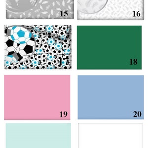K&ouml;nnte beinhalten: Ein Set mit sechs verschiedenen Stoffmustern, jedes mit einem einzigartigen Design. Die Muster sind von 15 bis 22 nummeriert. Die Designs umfassen ein graues und wei&szlig;es Federmuster, eine einfarbige gr&uuml;ne Farbe, eine einfarbige rosa Farbe, eine einfarbige hellblaue Farbe, eine einfarbige hellgr&uuml;ne Farbe und eine einfarbige wei&szlig;e Farbe.