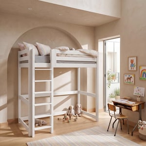 Op de afbeelding: Een wit houten hoogslaper met een ingebouwde ladder. Het bed is voorzien van kussens en een deken. Een klein bureau en een stoel staan in de kamer, samen met knuffels en kinderkunst. De kamer heeft een neutraal kleurenpalet.