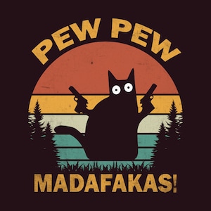Pode incluir: Um gato preto com olhos grandes segura duas armas nas patas, com o texto "PEW PEW MADAFAKAS!" em uma fonte de estilo retrô. O gato está silhuetado contra um fundo de pôr do sol com um visual vintage.