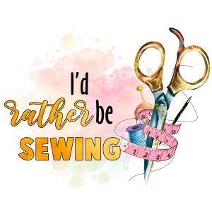 Peut inclure: Une illustration aquarelle de fournitures de couture, y compris des ciseaux, du fil, des aiguilles et un ruban à mesurer. Le texte "I'd rather be SEWING" est écrit en lettres dorées.