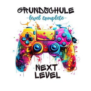 Op de afbeelding: Een kleurrijke gamecontroller met de woorden "GRUNDSCHULE - level complete - NEXT LEVEL" in zwart en lichtblauw. De controller is beschilderd met levendige spetters geel, roze, blauw en paars.