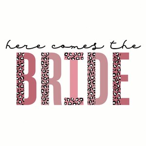 Könnte beinhalten: Rosa und weißer Text "here comes the bride" mit Leopardenmuster.