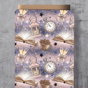 Könnte beinhalten: Gemustertes Papier mit einem sich wiederholenden Design aus Taschenuhren, offenen Büchern, Laternen, Sektgläsern mit Schleifen und Sternen auf lavendelfarbenem Hintergrund. Das Papier hat einen braunen Rand.