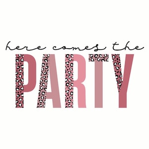 Könnte beinhalten: Rosa und weißer Text "here comes the party" mit Leopardenmuster.