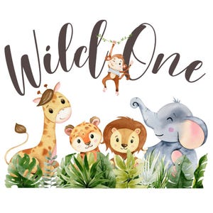 Pode incluir: Ilustração de aquarela de uma cena de selva com uma girafa, um leão, um leopardo, um elefante e um macaco. O texto "Wild One" está escrito em letras cursivas marrons.