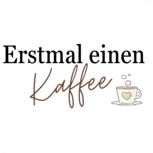 Könnte beinhalten: Schwarz-weißer Text mit der Aufschrift "Erstmal einen Kaffee" mit einer braunen kursiven Schrift für das Wort "Kaffee". Rechts neben dem Text befindet sich eine kleine Comic-Illustration einer Tasse Kaffee mit aufsteigendem Dampf.