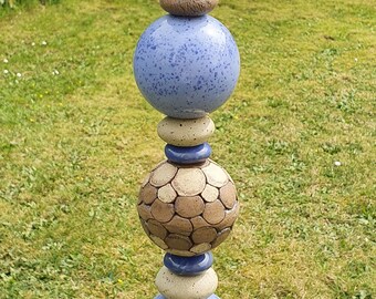 Gartenkeramik Gartenstele Keramikstele Beetstecker Kugeln blau mit Punkten Blütenknospe und Rebholz Geschenk Muttertag