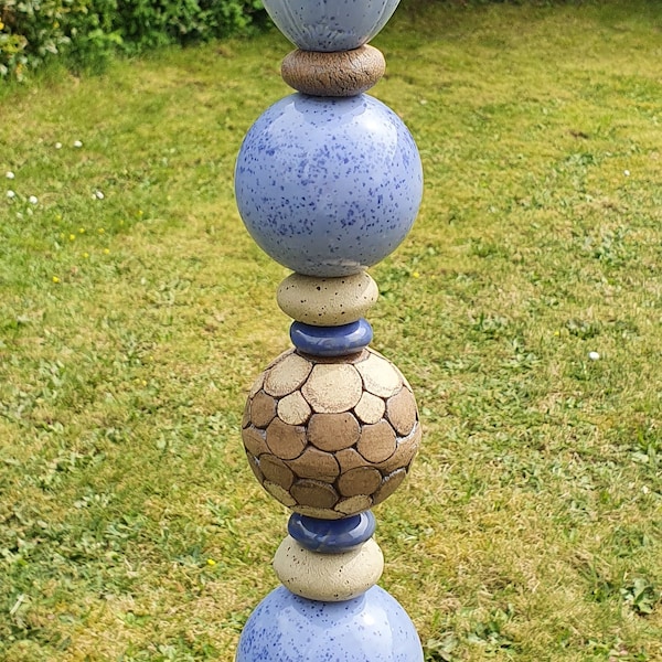 Gartenkeramik Gartenstele Keramikstele Beetstecker Kugeln blau mit Punkten Blütenknospe und Rebholz Geschenk Muttertag