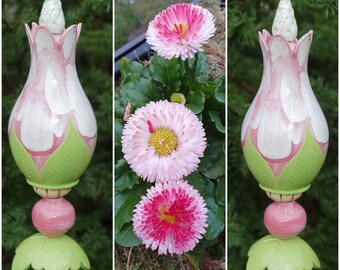 Gartenkeramik Gartenstecker rosa weiß grün Knospe Blüte Keramikstele Beetstecker