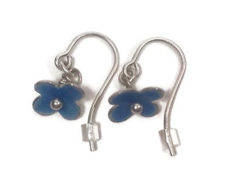 Boucles d'oreilles argentées avec fleurs en émail bleu clair, boucles d'oreilles fleurs, boucles d'oreilles en émail, boucles d'oreilles pendantes, boucles d'oreilles bleues, boucles d'oreilles argentées