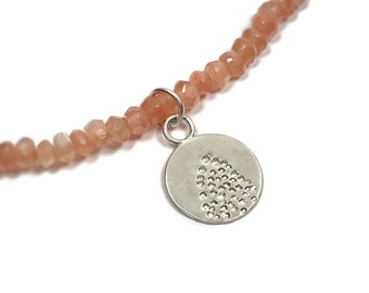 Mondstein Kette aus facettierten Perlen in peach mit Anhänger aus Silber Kette mit kleinem Anhänger Kette Goldschmied einzigartige Geschenke