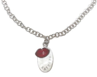 Personalisierter Anhänger aus Sterlingsilber und roter Emaille, Kettenanhänger Silber, personalisierter Schmuck, Anhänger Mund