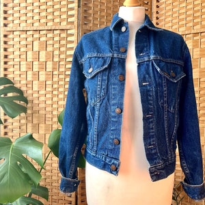 1980s denim trucker jacket XS S // Vintage Roebuck classic worn in cropped indigo blue timeless denim jacket size 6 8 10