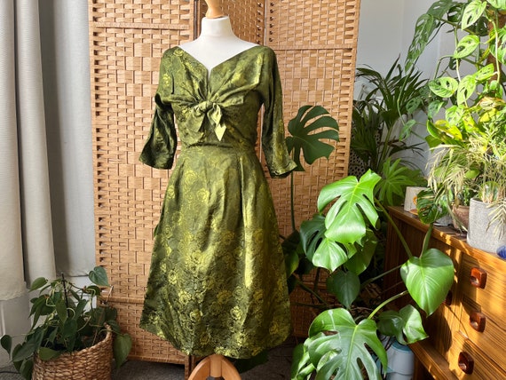 1950s pea green brocade V neck Sambo Fashions Hep… - image 1