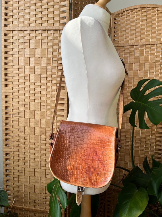 1970s tan brown real leather saddle bag, shoulder… - image 10