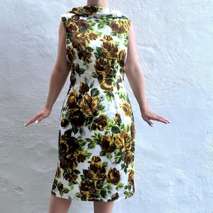 1950s 1960s white rose print boat neck wriggle bombshell shift dress, Jackie O style, flattering sheath dress, size S M 10 12