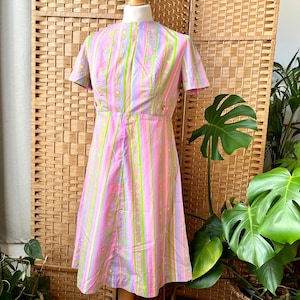 1960s pastel A line psychedelic stripe mod gogo pretty Twiggy esque shift dress, high neck, size M 10 12