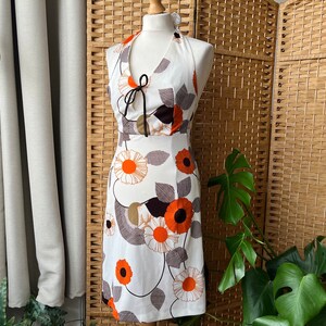 1970er Jahre Neckholder Kleid XS // mid century Neuheit Blumen Print weiß orange braun Fit and Flare Kleid, Größe XS S 8 10