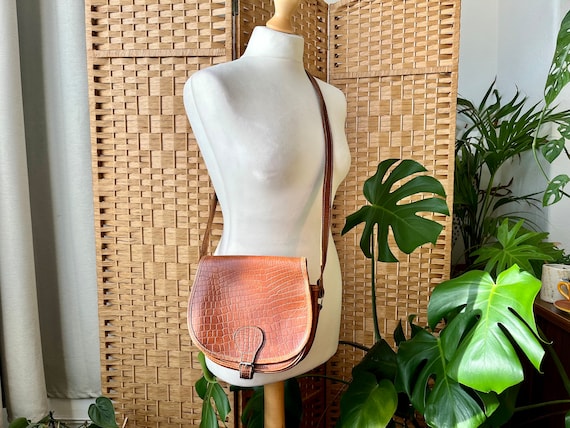 1970s tan brown real leather saddle bag, shoulder… - image 1