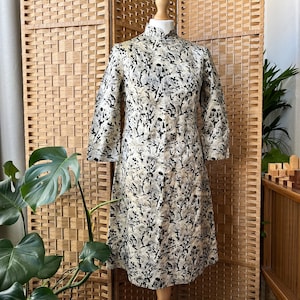 1960s splatter print shift dress S 8 // true vintage mandarin collar flocked abstract design dress, size S 8 10