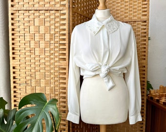 1980s white blouse M L // vintage lace collar tuxedo style button up blouse, luxurious, unworn // size M L 14