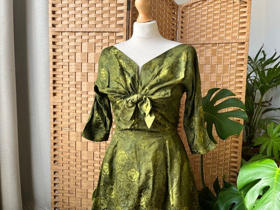 1950s pea green brocade V neck Sambo Fashions Hep… - image 5