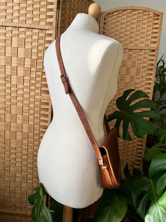 1970s tan brown real leather saddle bag, shoulder… - image 6