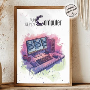 Könnte beinhalten: Ein gerahmter Druck mit einer Aquarellillustration eines Computer-Setups. Das Kunstwerk zeigt einen Monitor mit der Zahl "20", eine Tastatur, eine Maus und Lautsprecher. Der Text oben lautet "FÜR DEINEN COMPUTER". Ein "SOFORT DOWNLOAD"-Aufkleber befindet sich oben rechts.