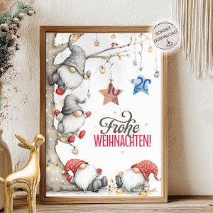 Könnte beinhalten: Ein gerahmter Druck mit skurrilen Zwergen, die einen Baum erklimmen, der mit Lichtern und Ornamenten geschmückt ist. Der Druck enthält den Text "Frohe Weihnachten!" und sternförmige Zahlen. Eine goldene Hirschfigur und eine Vase mit Grünzeug befinden sich im Vordergrund.