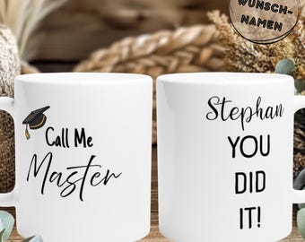Könnte beinhalten: Zwei weiße Keramikbecher. Auf einem Becher steht "Call Me Master" mit einer Abschlusskappe. Der andere Becher trägt den Namen "Stephan" und den Text "YOU DID IT!". Die Becher stehen auf einer Holzoberfläche.