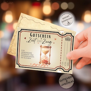 Puede incluir: Un vale de regalo con las palabras "GUTSCHEIN Zeit statt Zeug" y una ilustración de reloj de arena. El certificado está sostenido por una mano e incluye las palabras "Für gemeinsame Momente und Erinnerungen. Die bleiben."