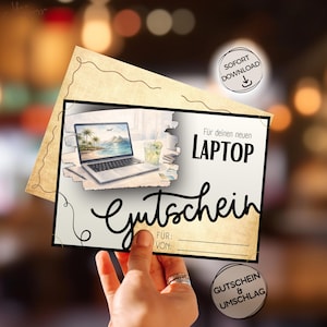 Könnte beinhalten: Ein Gutschein für einen Laptop, gehalten von einer Hand. Die Karte zeigt eine Laptop-Illustration mit einer tropischen Strandszene auf dem Bildschirm. Der Text enthält "Für deinen neuen LAPTOP" und "Gutschein". Ein Aufkleber sagt "SOFORT DOWNLOAD".