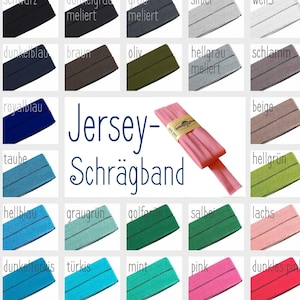 Può includere: Una tabella di 48 colori diversi di tessuto jersey, ognuno con un nome tedesco. Il tessuto è piegato a metà e ha una linea nera che corre al centro. La tabella è intitolata "Jersey-Schrägband".