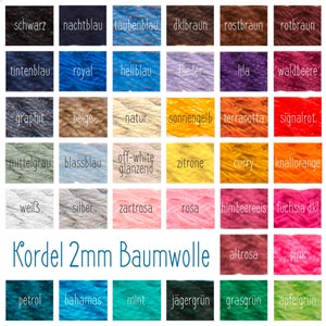 Könnte beinhalten: Eine Farbkarte mit 36 verschiedenen Farben von 2 mm Baumwollkordel. Die Farben sind in Reihen und Spalten angeordnet, wobei die Namen der Farben unter jedem Farbmuster aufgedruckt sind. Die Karte ist mit "Kordel 2mm Baumwolle" betitelt.