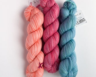 Organic wool “Merry Merino” hand-dyed blue-green salmon pink OOAK (base yarn: Rosy Green Wool)