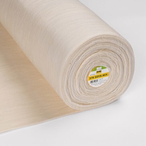 Könnte beinhalten: Eine Rolle weißen Stoffes mit einem gelben Etikett mit der Aufschrift "278 SOYA MIX".