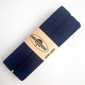 Nahaufnahme eines 5m langen Jersey-Schrägbandes aus elastischem Stoff in dunkelblau.