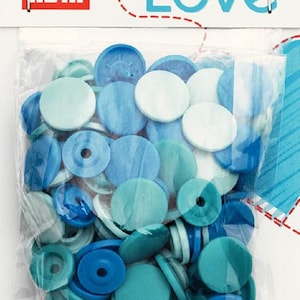 May include: A bag of 30 blue, turquoise, and white plastic snap fasteners. The snaps are 12.4 mm in diameter. The bag has a label that says "30 'Color Snaps' Druckknöpfe Ø 12,4 mm Press fasteners - Boutons pression".