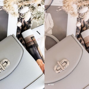 Puede incluir: Primer plano de un bolso de mano de cuero gris claro con un cierre plateado. El bolso est&aacute; sobre una revista con un estampado floral.