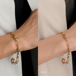 Puede incluir: Un brazalete de cadena dorada con cierre de broche. El brazalete est&aacute; en la mu&ntilde;eca de una persona.