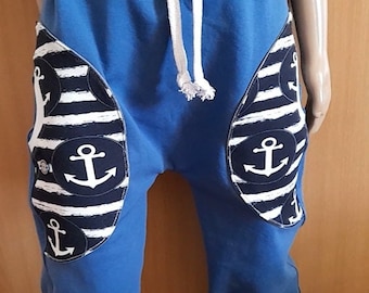 Sofortkauf - Doppelgröße 116-122 - Sarouelhose Baggy Pants aus jeansblauem French Terry Anker-Taschenaufsatz Kordel