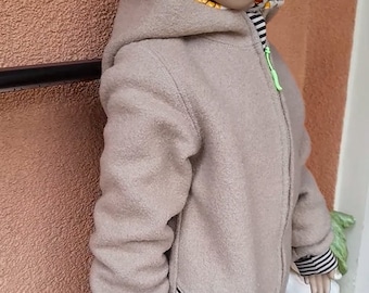 Walkjacke Kinderjacke mit Zipfelkapuze in hellbeige mit Baumwoll-Teddy-Innenfutter Waldtiere Bommel Doppelgröße 56-62 bis 128-134