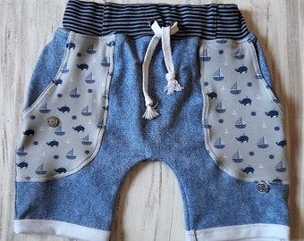 Sommerhose kurze Hose Bermudalänge Fake-Kordel French Terry mit Jeansoptik Taschen im Wal-Design Umschlagbündchen DG 80 86 bis 104-110